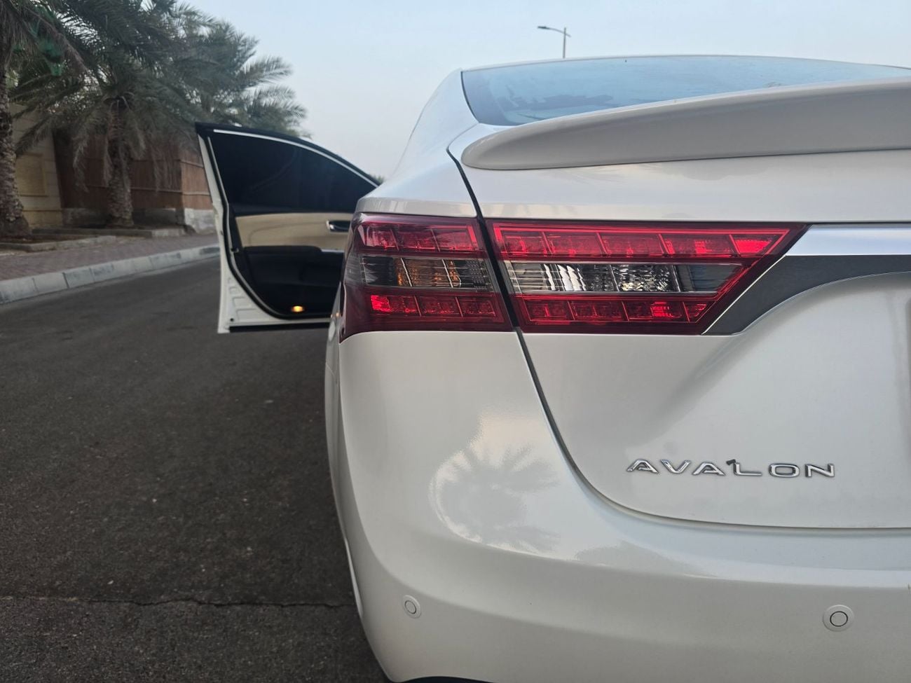 تويوتا افالون LIMITED