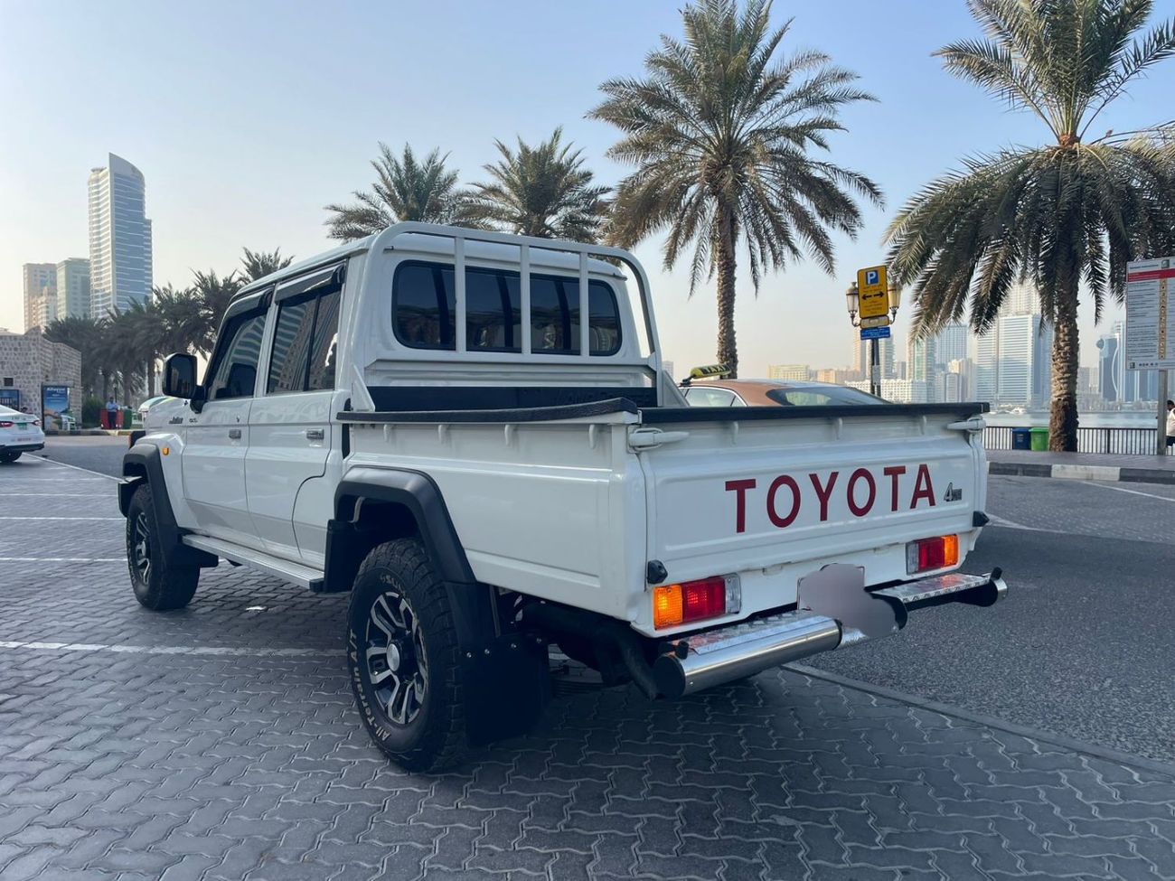 تويوتا لاند كروزر Toyota landcruise pickup Double cab 2018Model gxl 4.5 Diesel engine Colour White Transmission Manual