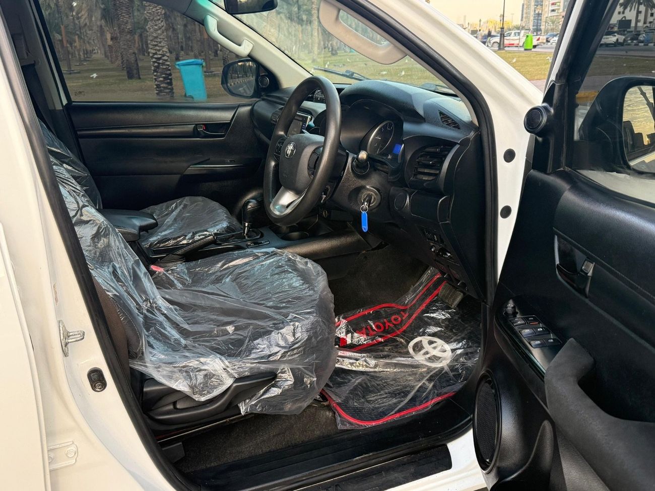 تويوتا هيلوكس SR Right Hand Drive