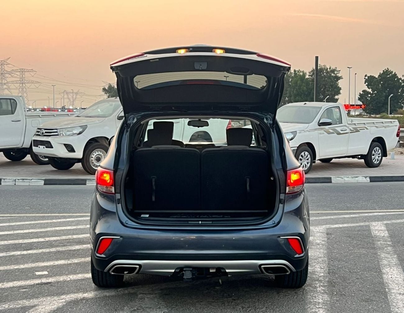 Hyundai Santa Fe STD (NON GCC) 2019 Hyundai Santa Fe - 3.3L V6 - Apple & Android Play - 7 Seater - 42000 Mileage - 41999 AED