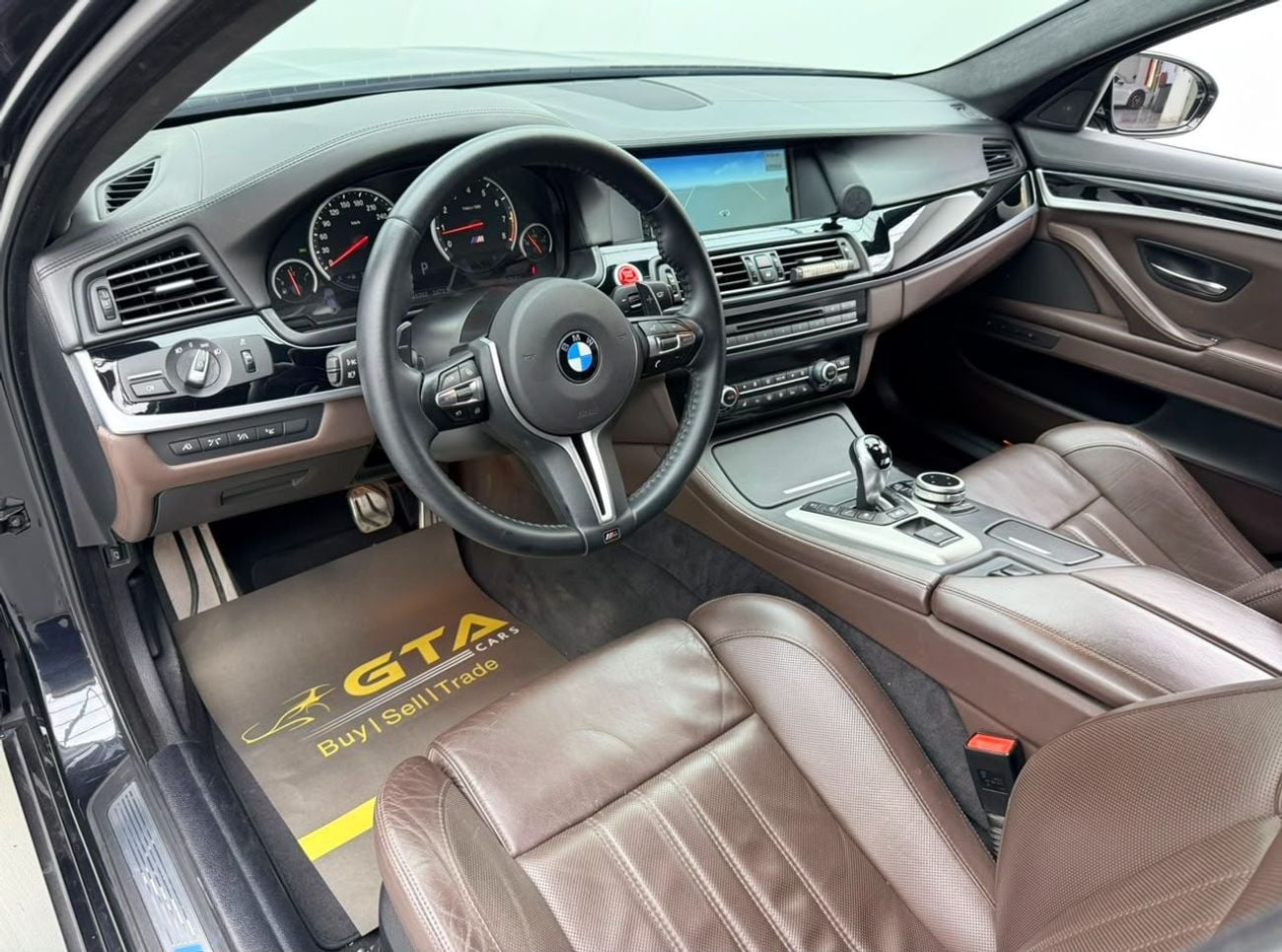 BMW M5 INDIVIDUAL 2013 BMW M5, Stage 2 Tuned, Carbon Fiber Exterior, Fully Loaded, Excellent Condition, GCC