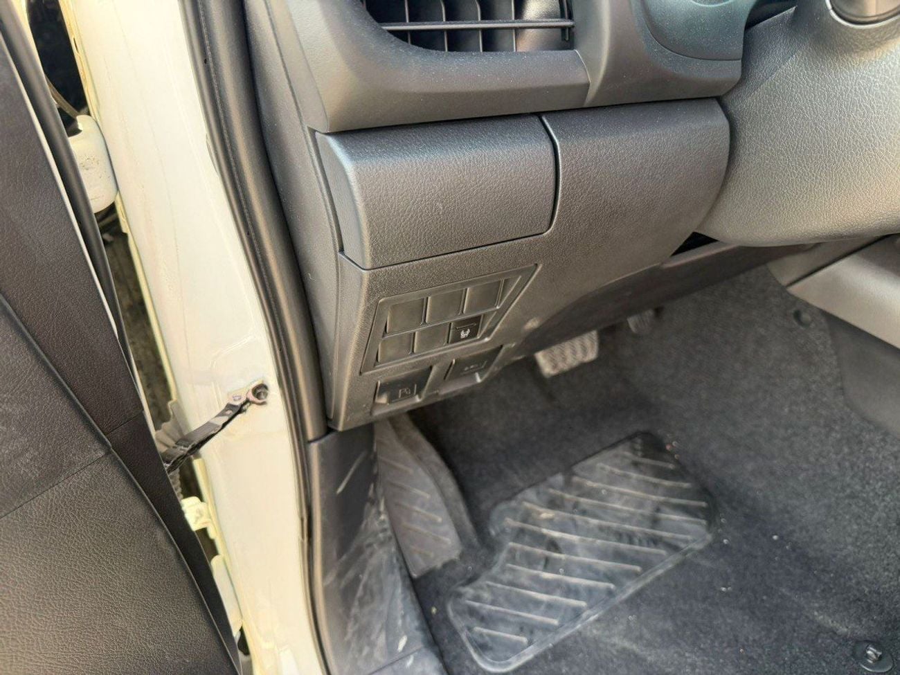 تويوتا هيلوكس Toyota Hilux 2.7 AT 4x2 GCC