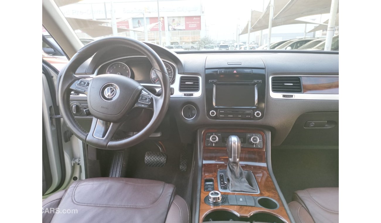 Volkswagen Touareg Gulf 2013 model, panorama leather, control stabilizer, rear camera, in excellent condition