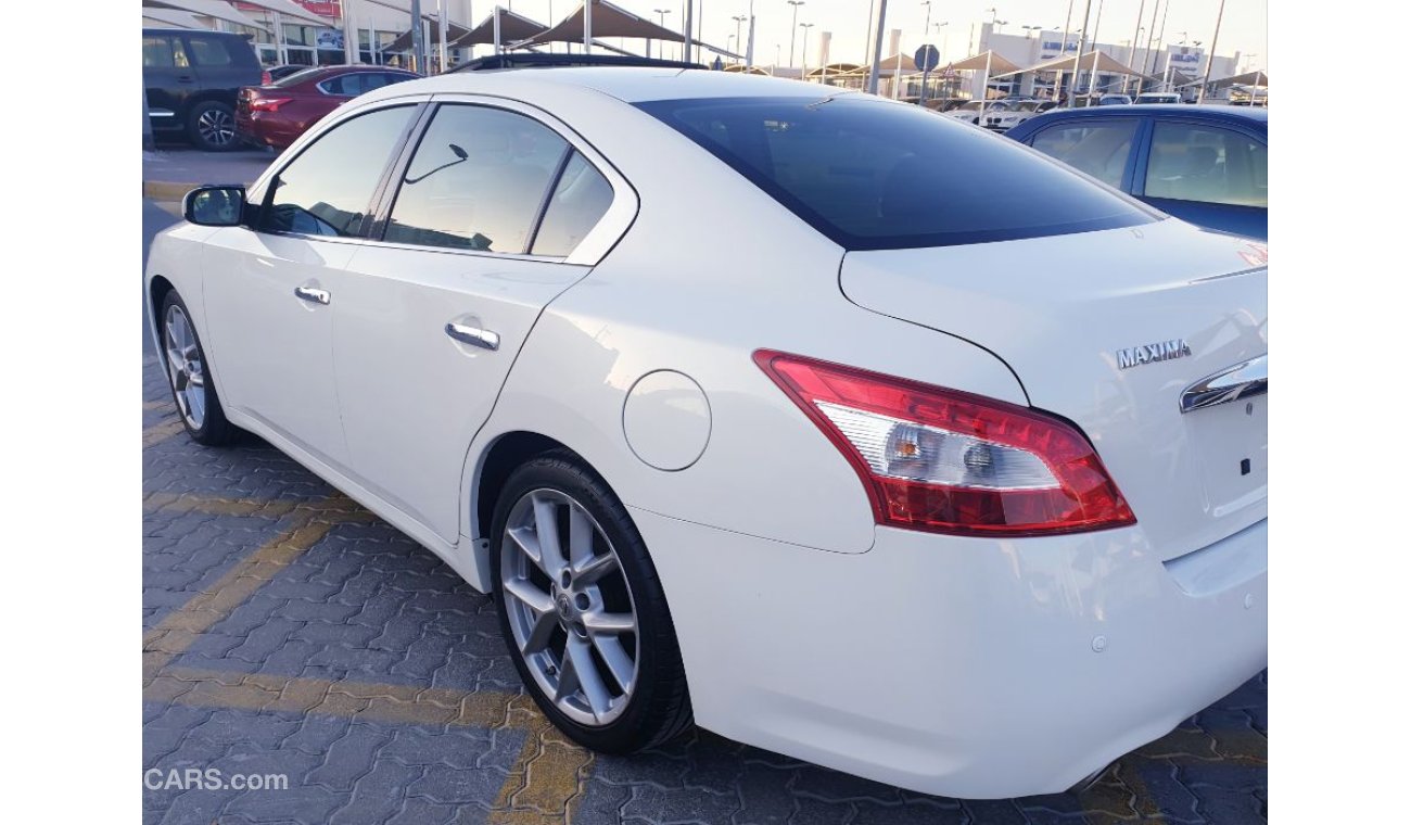 Nissan Maxima Excellent condition, you do not need any clean expenses inside and out