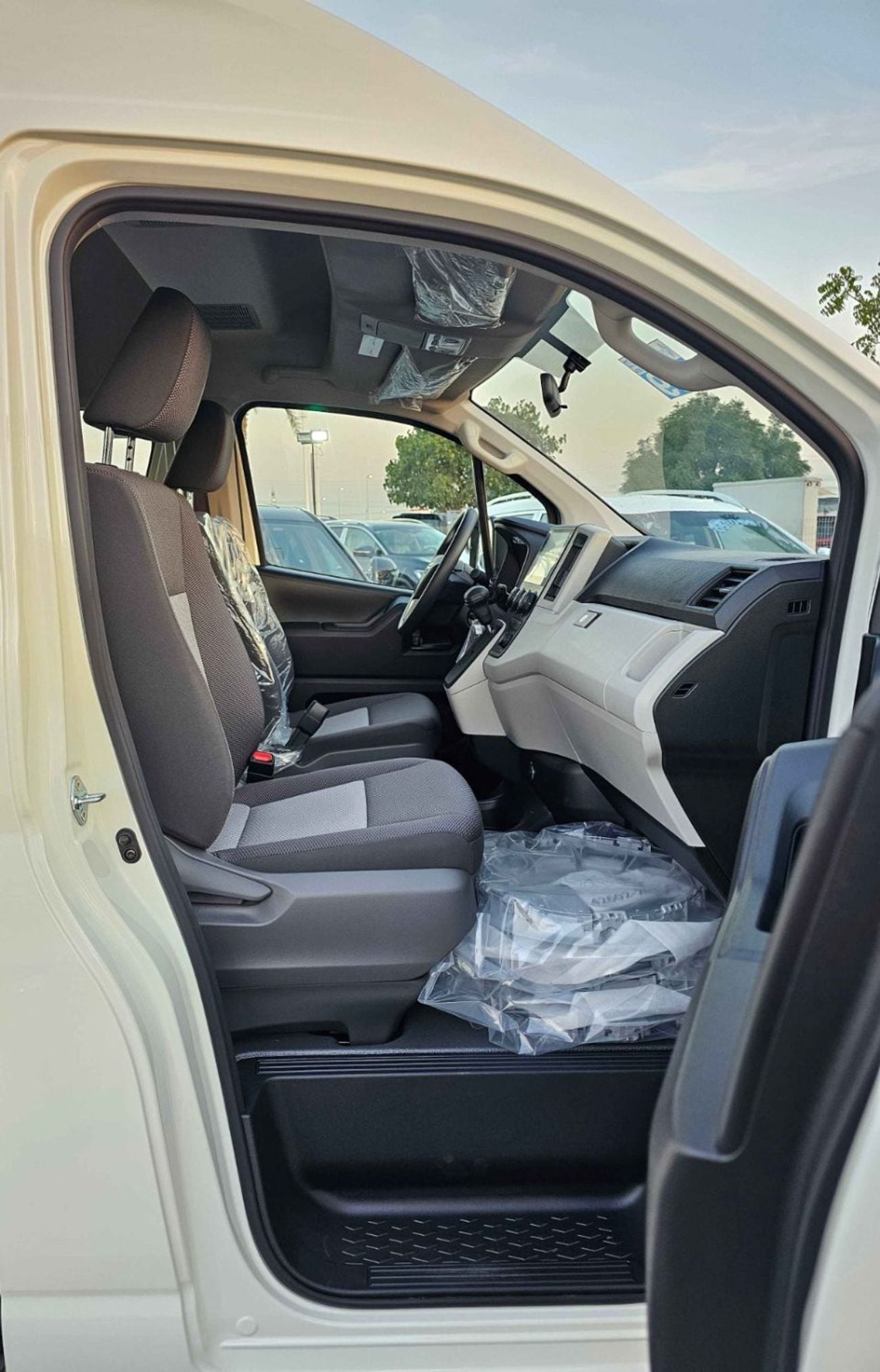 Toyota Hiace GL DX PASSENGER / 3.5L V6 A/T PETROL / DUAL HEATER / DVD CAMERA (CODE# HR3ADA)