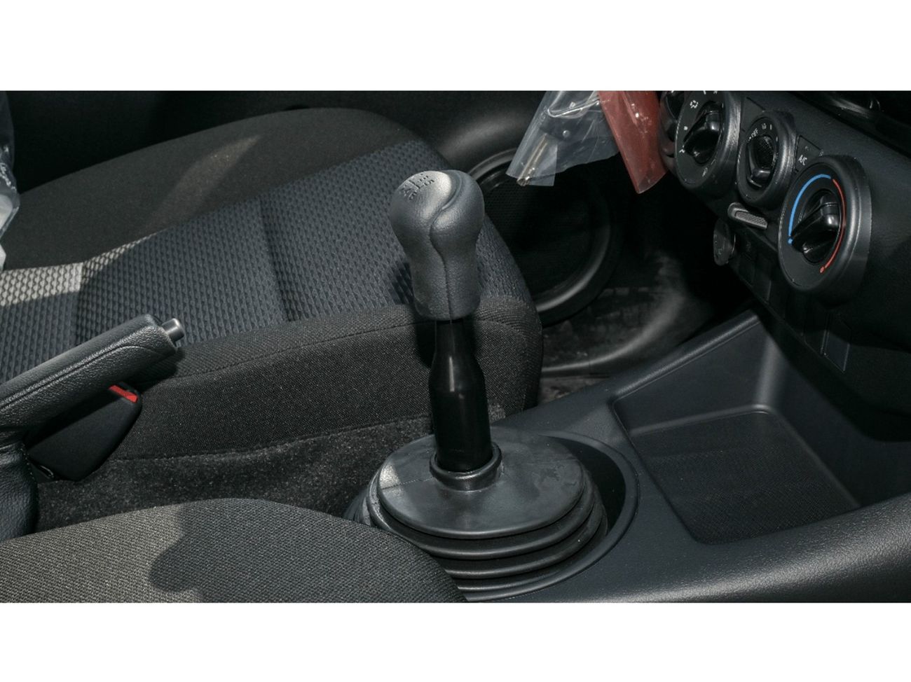 Toyota Hilux ECT0094 - Toyota Hilux SCab DLX - 2.4L Dsl Mt 4wd - White/Red