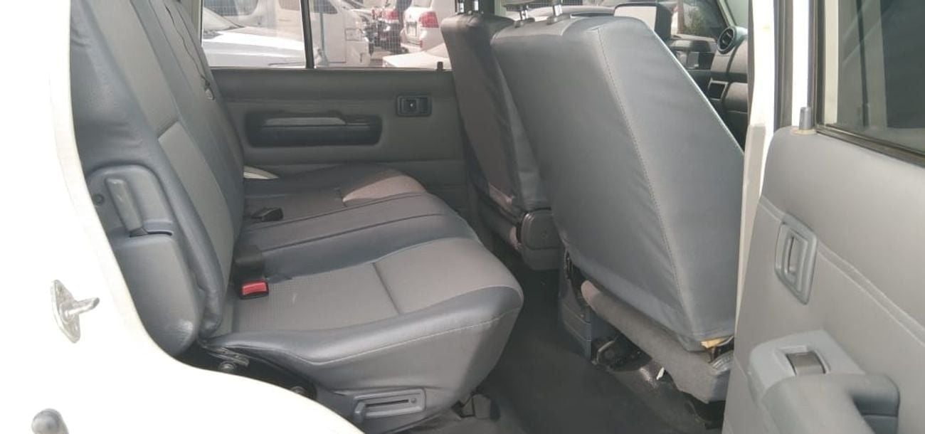 تويوتا لاند كروزر بيك آب RHD DIESEL V8 MANUAL