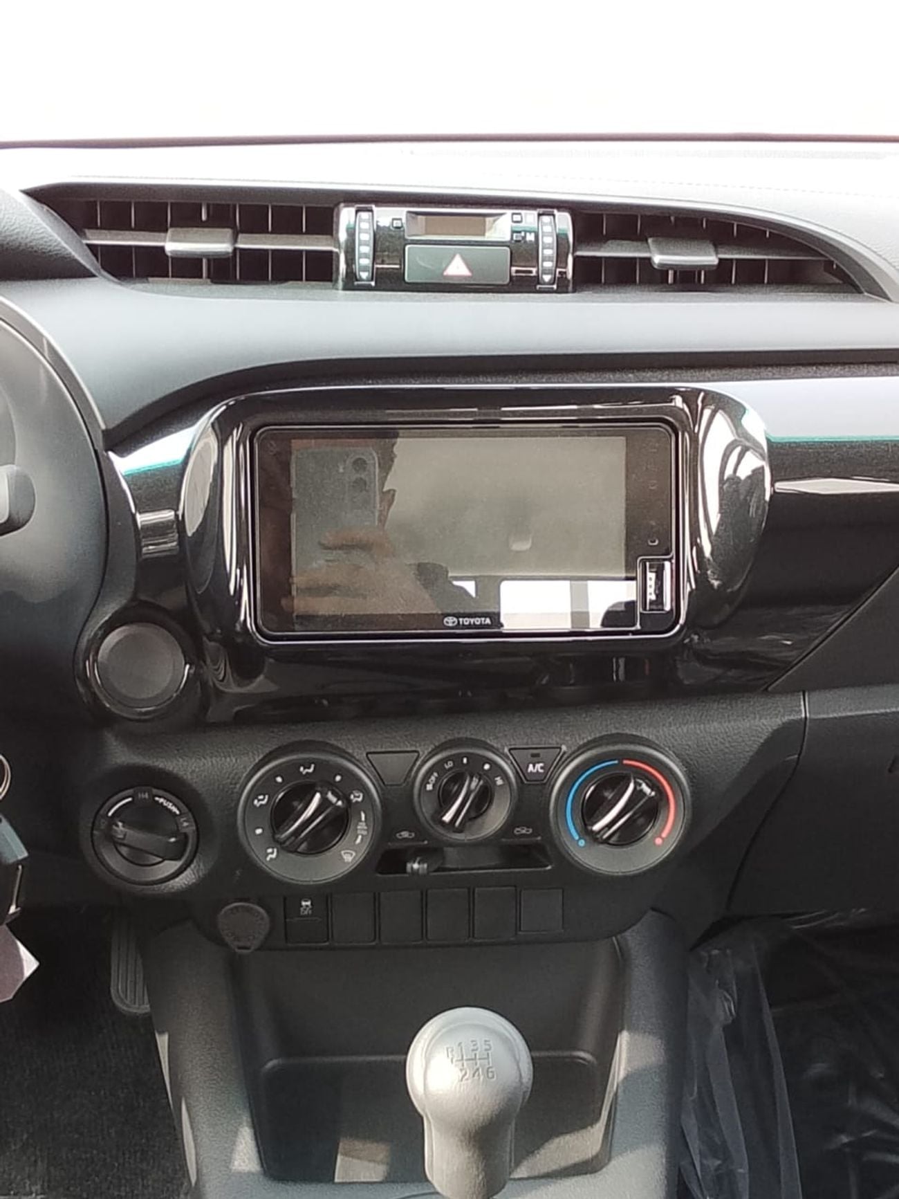 Toyota Hilux DLX Toyota Hilux 2.4 MT basic 4x4 2026 GCC