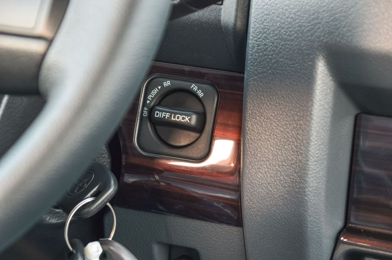 Toyota Land Cruiser TOYOTA LAND CRUISER 76 SERIES 4.5L 4WD SUV 2024 FULL OPTION | REAR CAMERA | DIFFERENTIAL LOCK | VINC