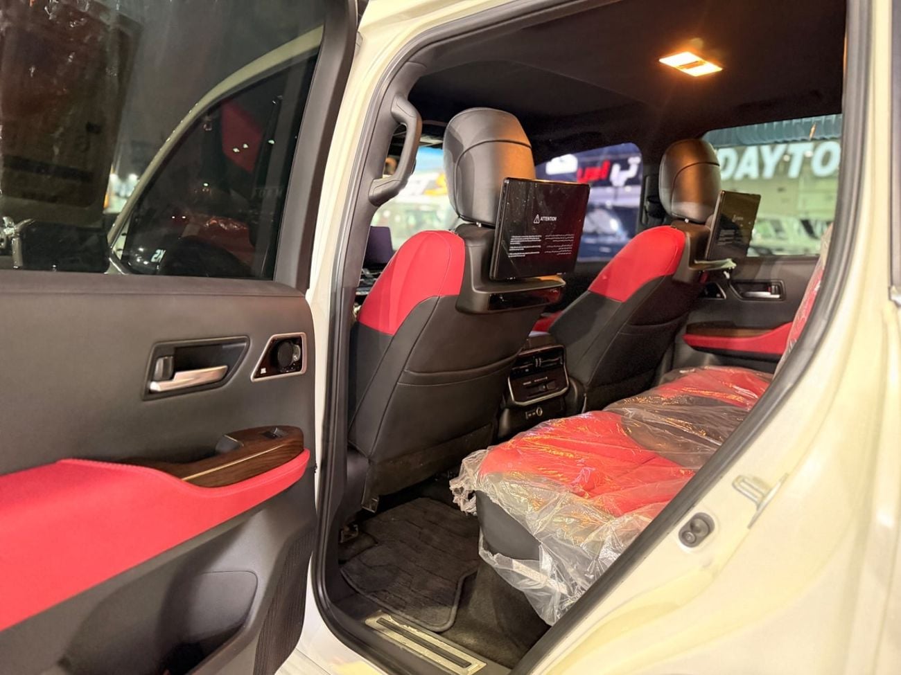 Toyota Land Cruiser VXR Toyota Landcruiser VXR 2022 Twin Turbo white inside Red