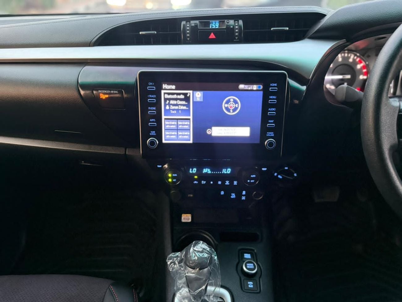 تويوتا هيلوكس TOYOTA HILUX PICK UP SR5 GR SEATS 2024 WHITE 4WD AT DIESEL = RIGHT HAND