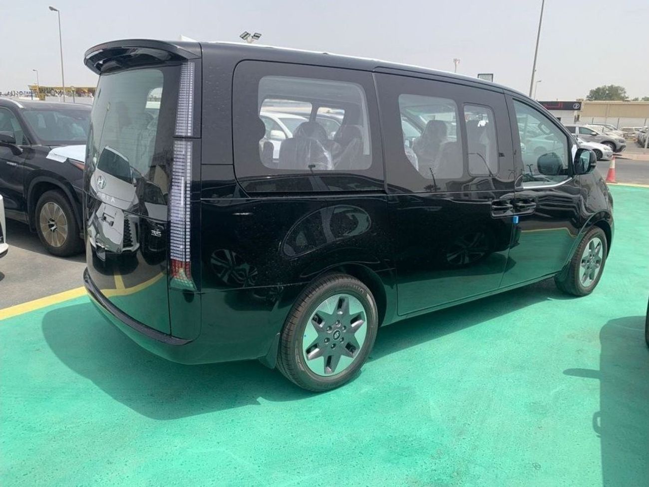 Hyundai Staria 3.5L PETROL, GCC, 11 SEATS, SUNROOF, PANORAMIC, FULL OPTION, 2023