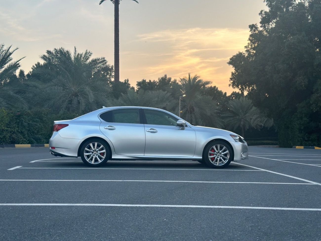 لكزس GS 350 موديل 2013 حاله ممتازه من الدآخل والخارج فل مواصفات فتحه وجلد ومثبت سرعه وتحكم كهربائي كامل