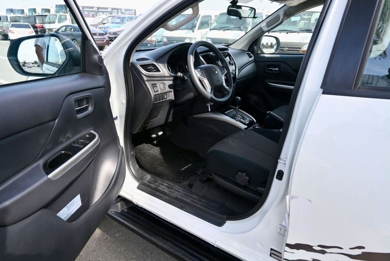 ميتسوبيشي L200 ميتسوبيشي L200 موديل 2023 ديزل 2.4 لتر ناقل حركة أوتوماتيكي أبيض من الخارج رمادي من الداخل