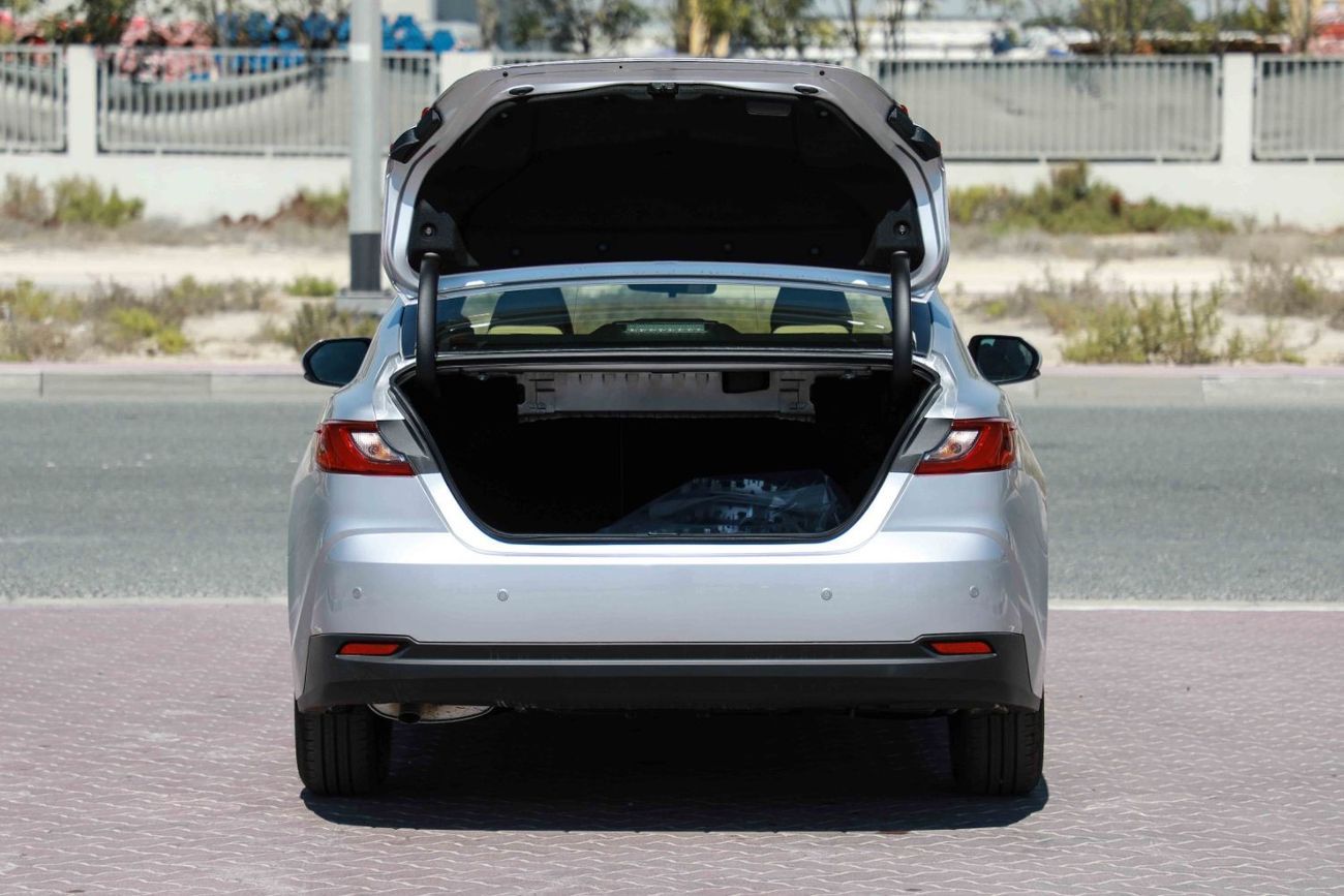 تويوتا كامري 2025 TOYOTA CAMRY LE 2.5 Hybrid - SILVER METALLIC inside BEIGE | Export Only