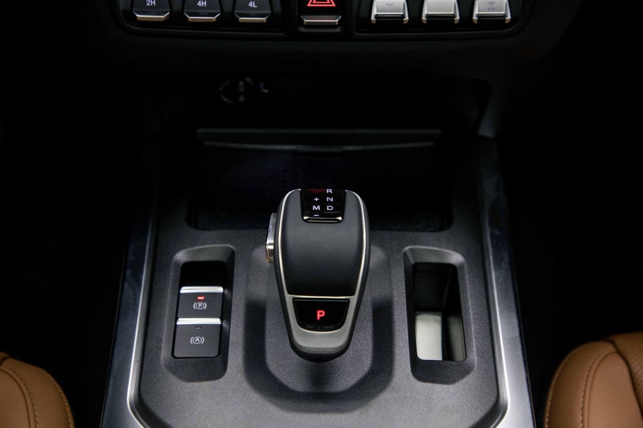 باو 212 T01 Adventurer 2.0L – Black Inside Brown