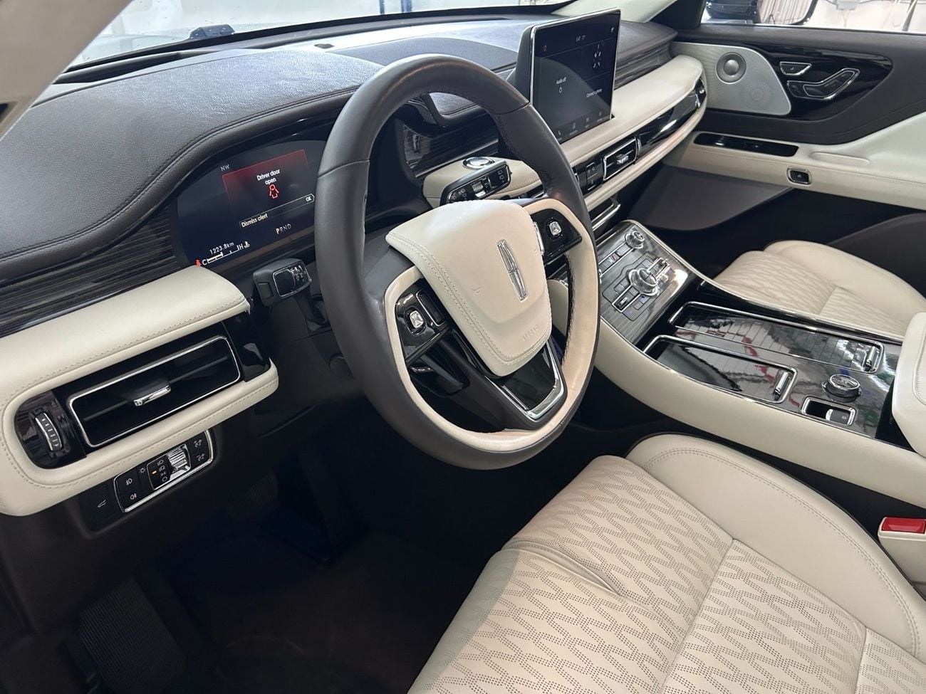 Lincoln Aviator PRESIDENTIAL AVI923/ AL TAYER MOTORS AL QOUZ SHOWROOM