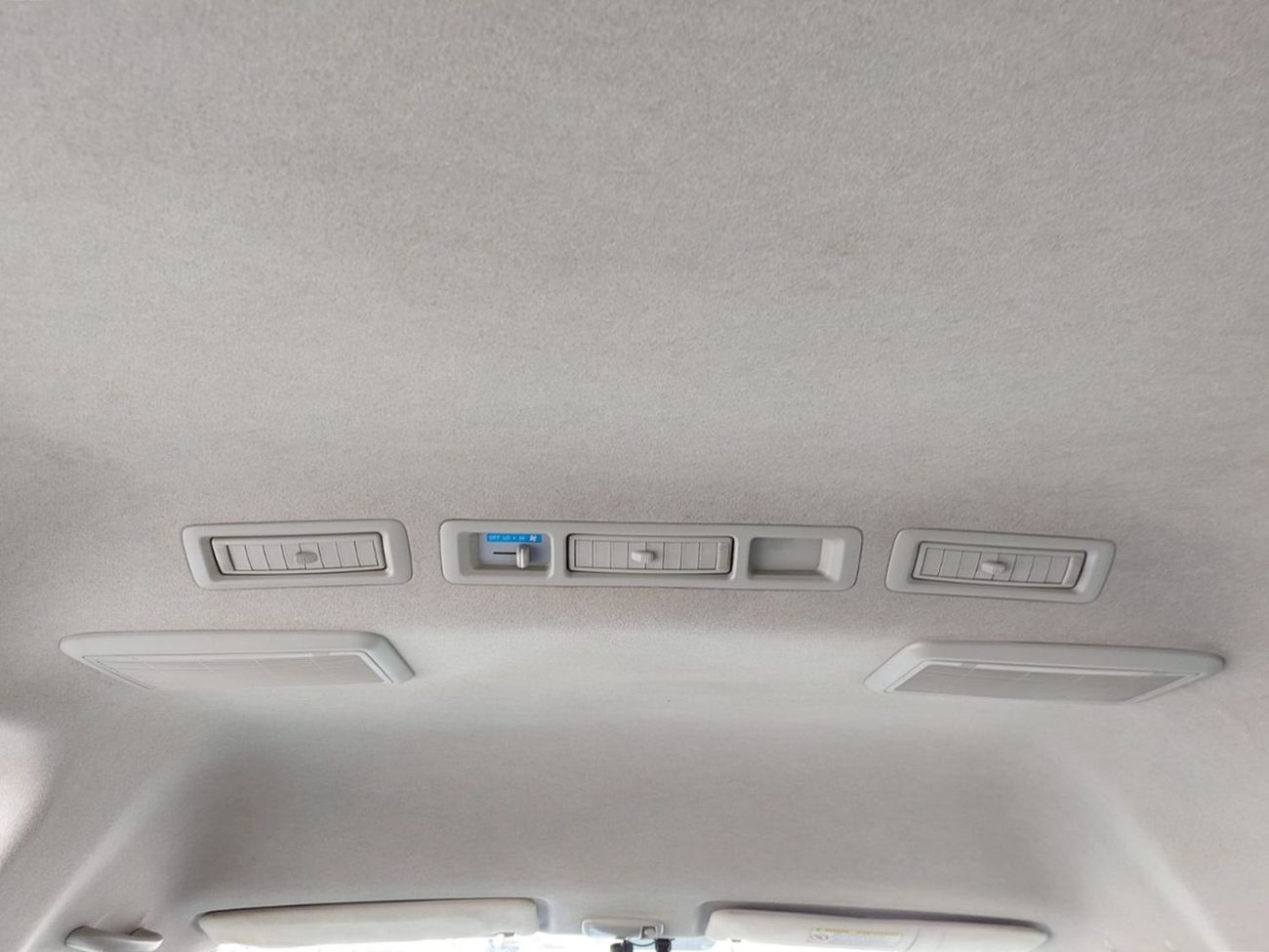 Toyota Hiace TOYOTA HIACE COMMUTER VAN RHD 2018 MODEL 3.0 L DIESEL AUTOMATIC(PM35933)