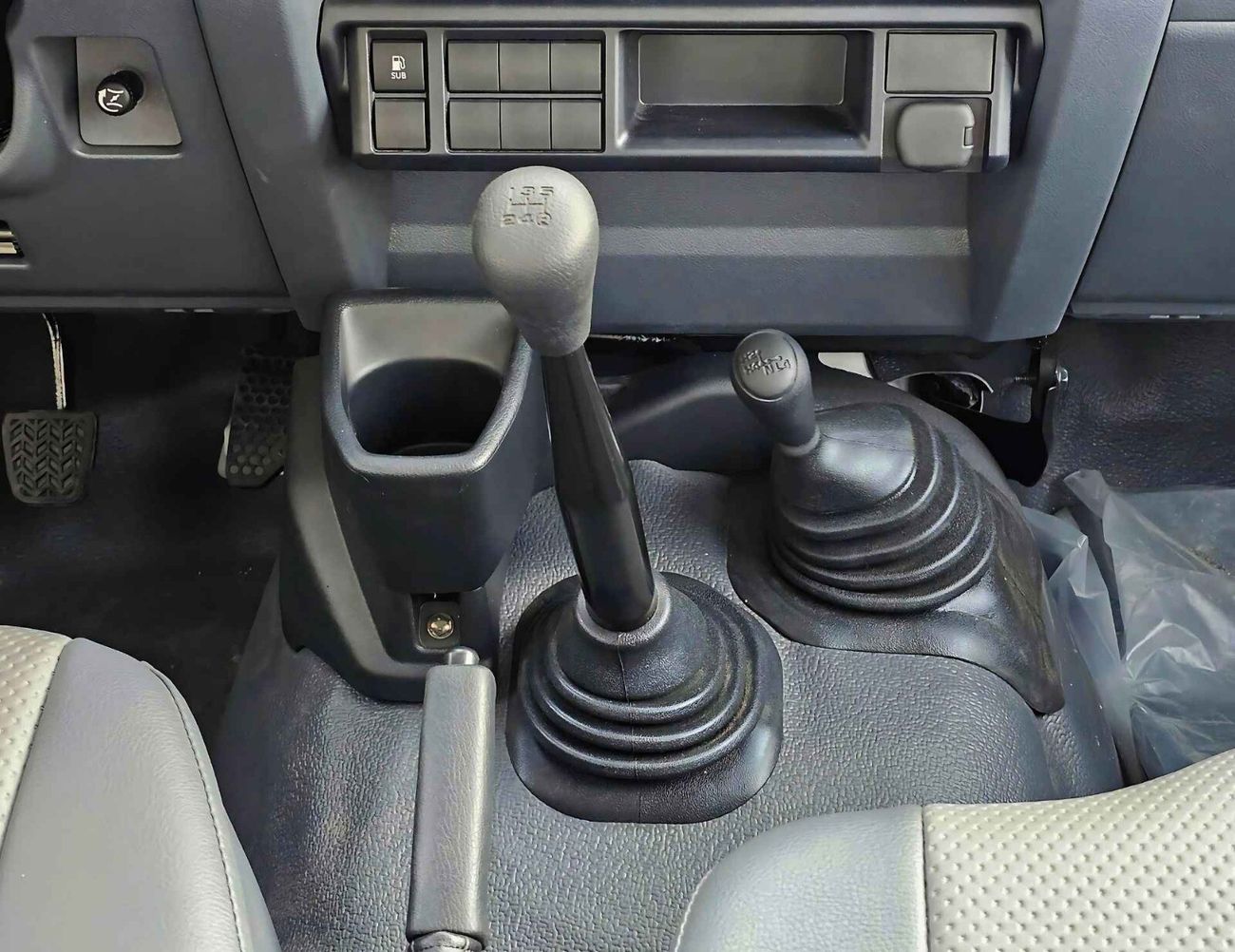 تويوتا لاند كروزر 70 LC78 / V6 / 4.2L DIESEL / M/T / POWER WINDOWS WITH LEATHER (CODE # 68036)