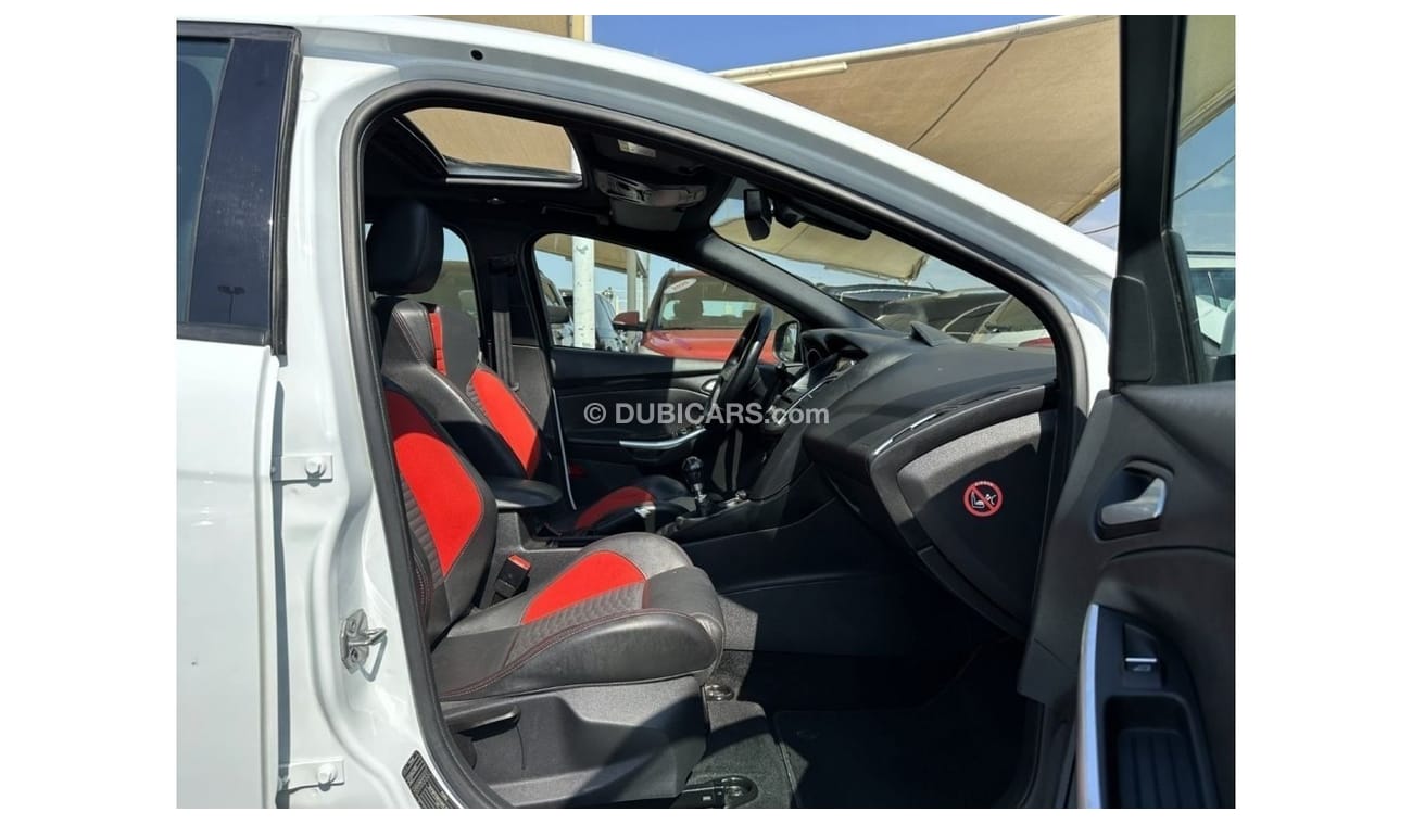 Ford Focus ST ACCIDENTS FREE - GCC - ORIGINAL PAINT - FULL OPTION - MANUAL GEAR - PERFECT CONDTION INSIDE OUT