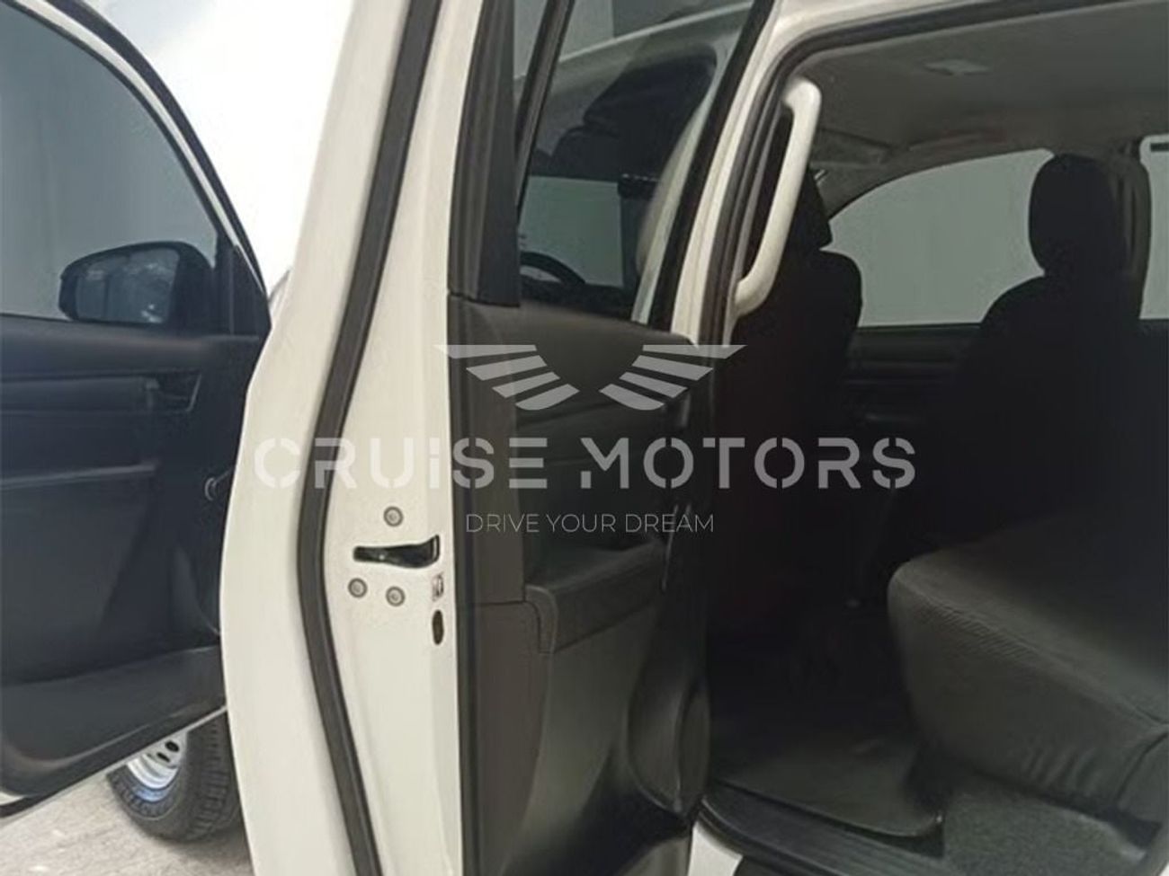 Toyota Hilux Double Cabin J - Manual - 2.4 L - diesel - SUV - 4x4 - 5 Seats - 4 Door