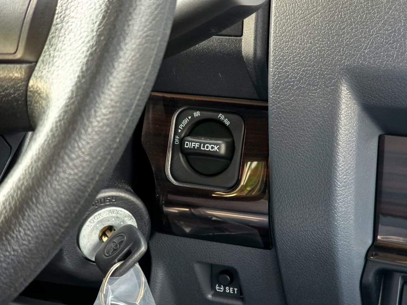 Toyota Land Cruiser LC79 DC PETROL 4.0 AT - DIFF LOCK - STD - 2025 MODEL - GRAY INSIDE GRAY - GCC SPECS