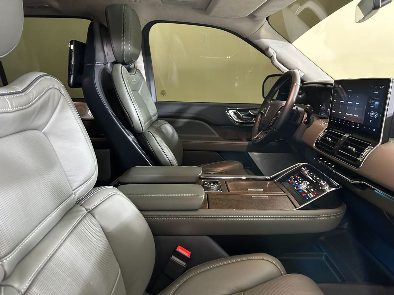 Lincoln Navigator Presidential 3.5L N1924 NAVIGATOR PRESIDENTIAL / FREE INSURANCE & REGISTRATION / AL QOUZ SHOWROOM