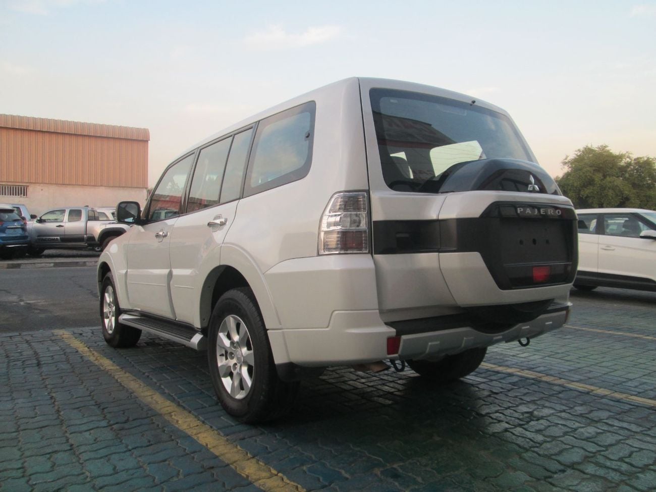ميتسوبيشي باجيرو GLS M/L DIAMOND GLS Base 3.5L (7 Seater)