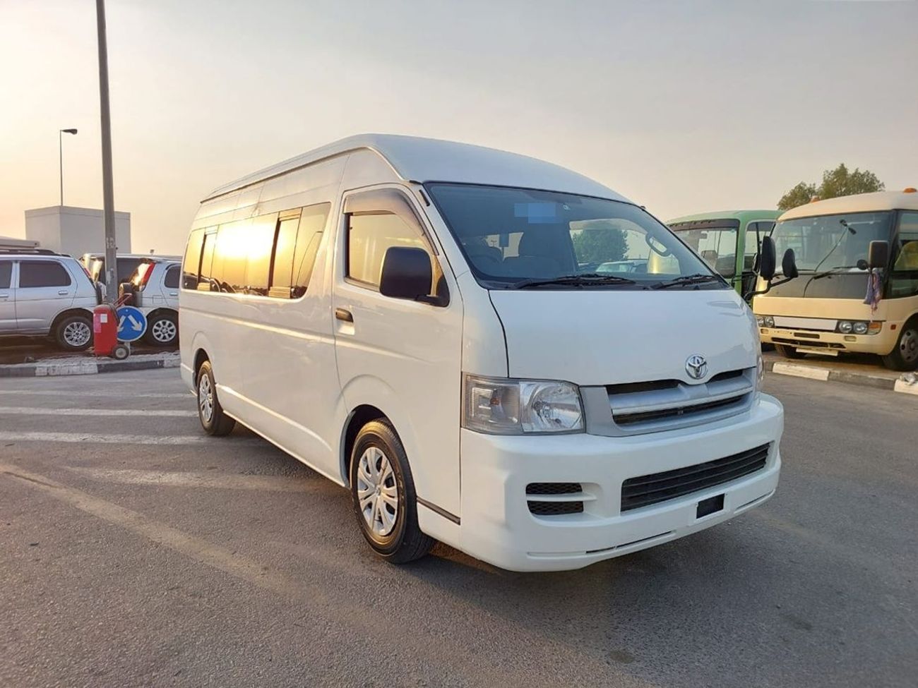 Toyota Hiace TOYOTA HIACE COMMUTER VAN RHD 2005 MODEL 2.5 L DIESEL AUTOMATIC(PM10644)