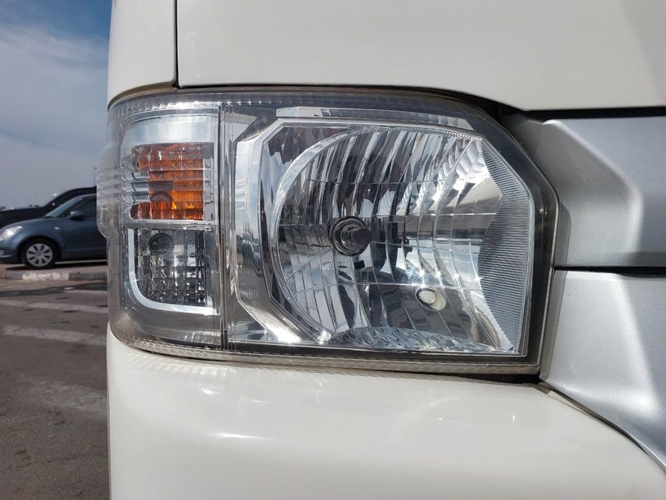 تويوتا هاياس TOYOTA HIACE COMMUTER VAN RHD 2015 MODEL 3.0 L DIESEL AUTOMATIC(PM23061)