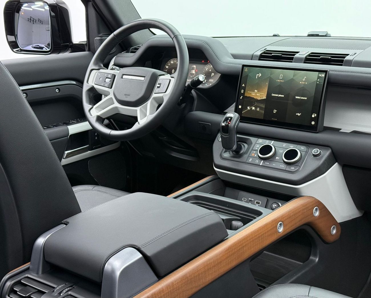 Land Rover Defender P300 110 2.0L (5 Seater) 2024 Land Rover Defender 110 SE P300, 2026 LR Warranty, 2029 LR Service Pac