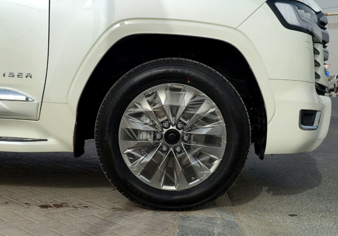 تويوتا لاند كروزر LC300 GXR 4.0 - HIGH OPTIONS - WITHOUT RADAR - 2025 MODEL - WHITE INSIDE BLACK - GCC SPECS