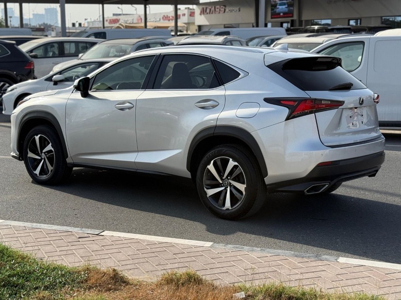 Lexus NX300 Premier 2.0L 4WD sunroof,leather seats