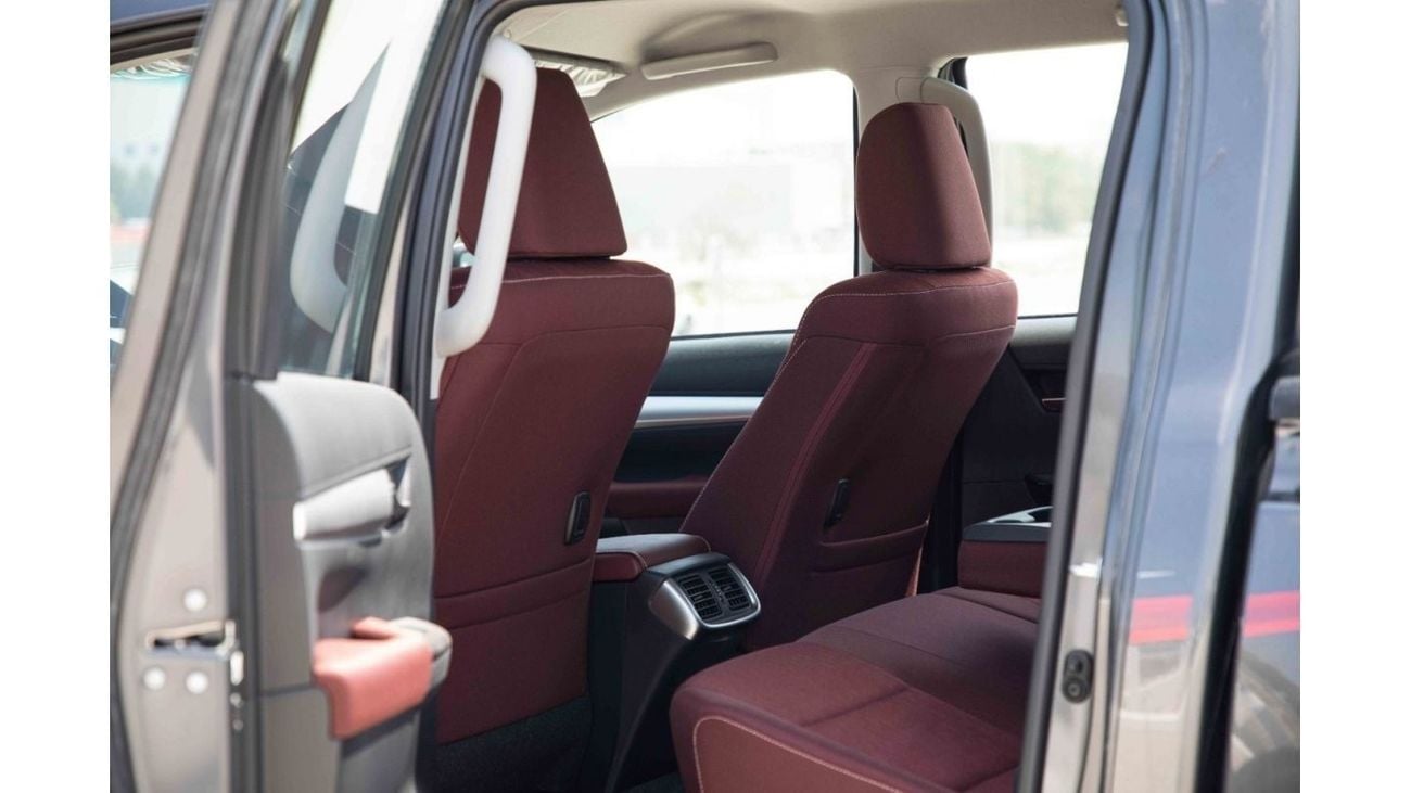 تويوتا هيلوكس تويوتا هيلوكس 4x4 DC 2.8 2023 - رمادي من الداخل عنابي