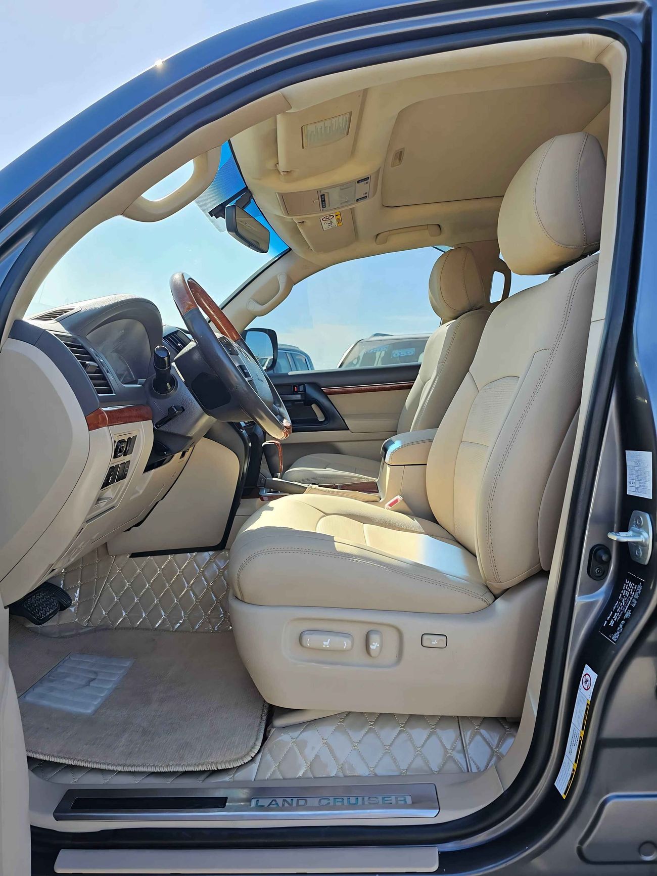 Toyota Land Cruiser GXR/ V6 / 4.0L/ 4WD/ SUNROOF/ ORG SHAPE/ A/T / FULL OPTION / LEATHER SEATS/ EXPORT ONLY / LOT#10319