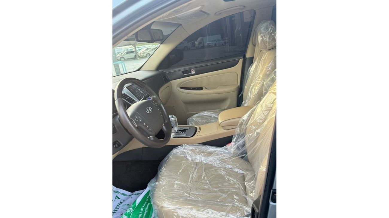 هيونداي جينيسس بحالة ممتازة من الداخل و الخارج