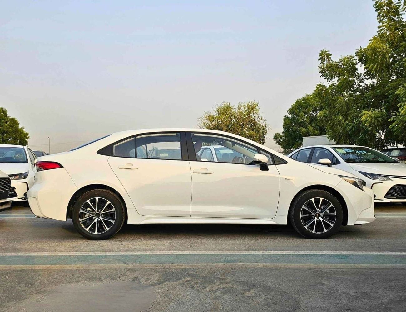 Toyota Levin STD (NON GCC) LUXURY HYBRID / 1.8L PETROL A/T / SUNROOF / REAR CAMERA (CODE # LL18HEV)