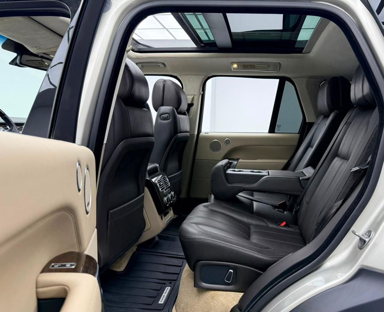 Land Rover Range Rover VOGUE 2013 Range Rover Vogue Lumma CLR Original, Just Been Serviced, Excellent Condition, GCC
