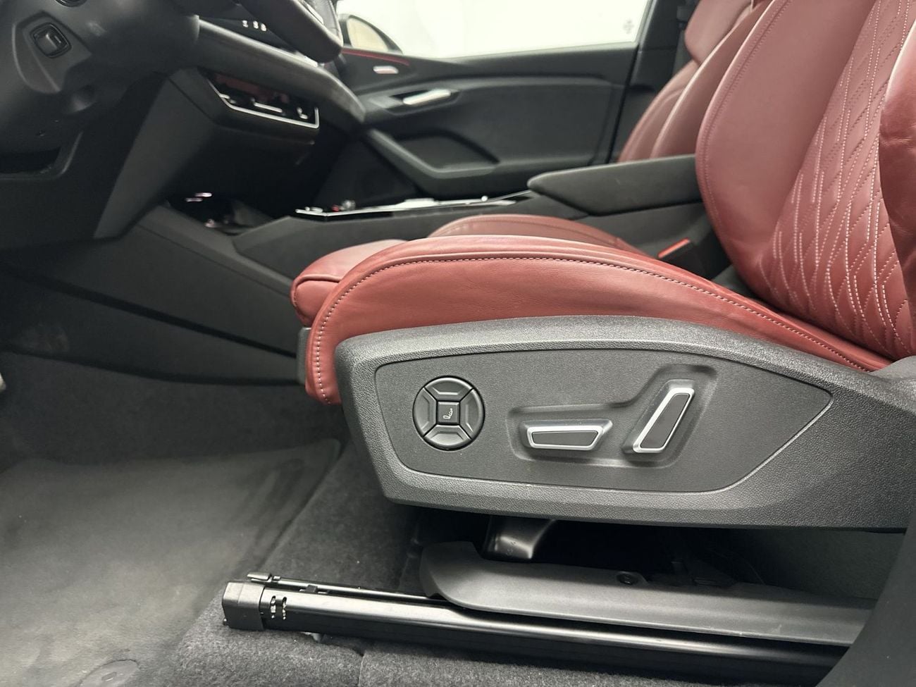Audi Q6 e-tron SQ6 SUV e-tron quattro 490hp (Ref# 17711)