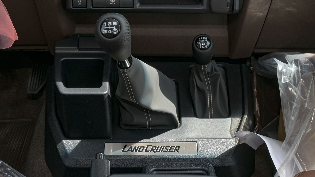 Toyota Land Cruiser 76 2.8 MT full option 2025