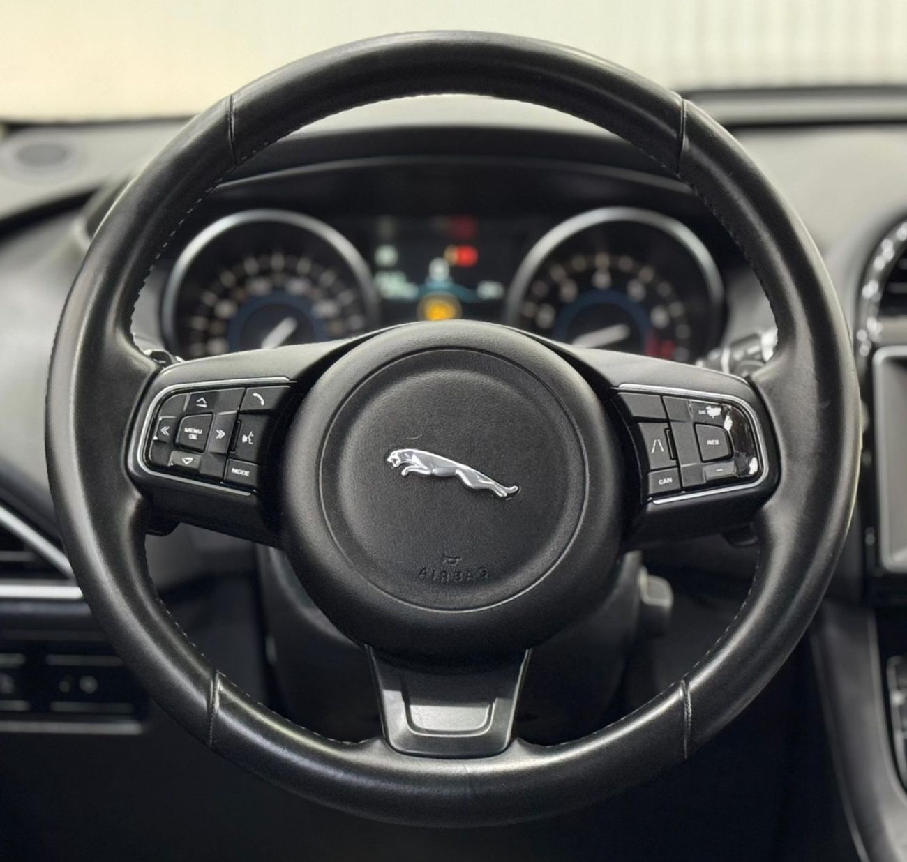 جاكوار F بيس 2019 Jaguar F-PACE 25t, 1 Year Warranty, Full Service History, GCC