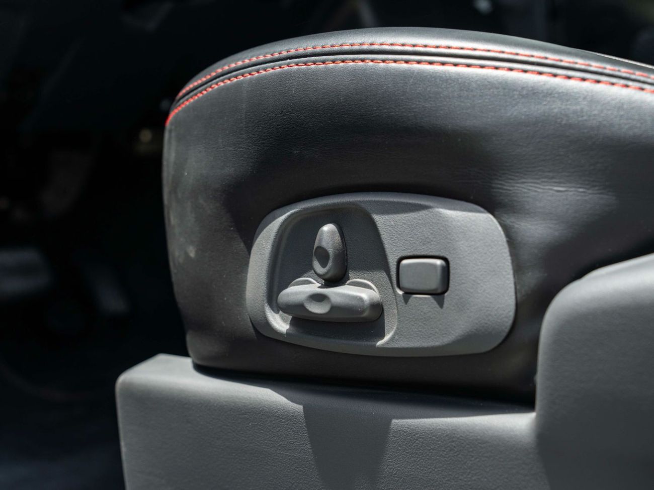 ميتسوبيشي باجيرو AED 1,730 PM • PAJERO 3.8 SIGNATURE EDITION • ONLY 25,000 KM • GCC SPECS • PRISTINE CONDITION