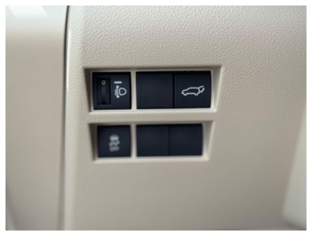 تويوتا لاند كروزر GXR 4.0L FULL OPTION WITH SUNROOF AND COOLING BOX