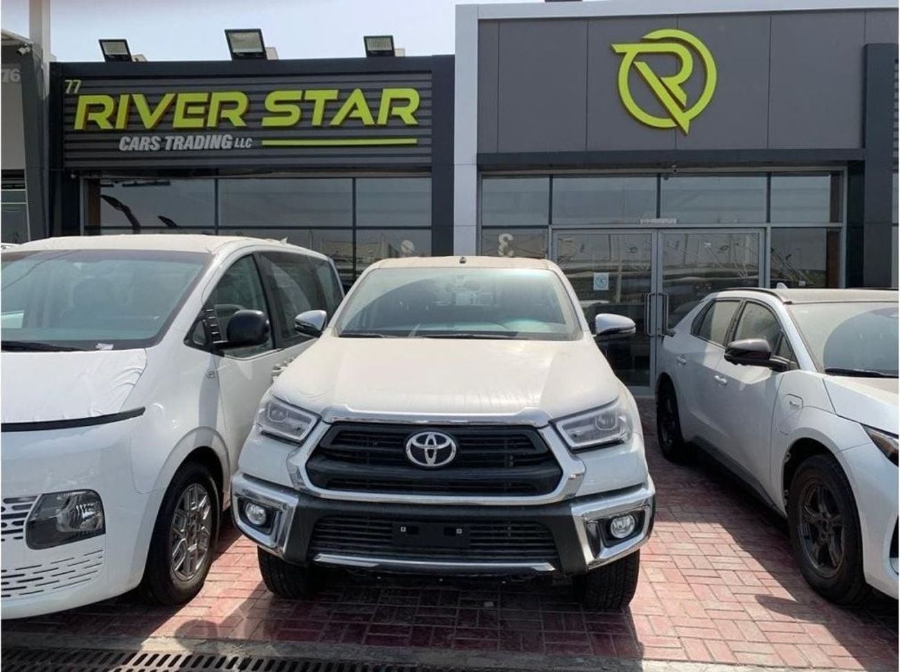 تويوتا هيلوكس TOYOTA HILUX SR5 2.7L V4 WITH PUSH START & REAR CAMERA
