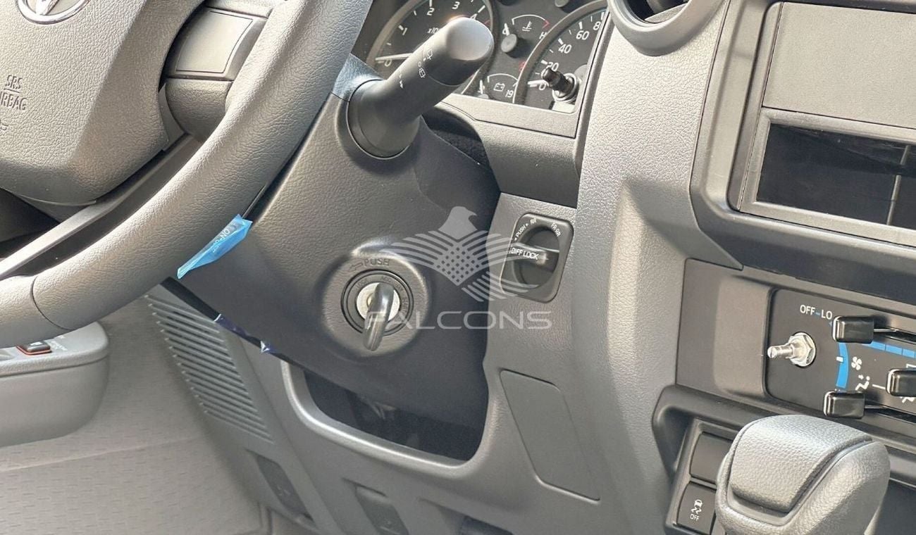 Toyota Land Cruiser 70 Toyota/LC76 DSL 2.8L AT/000D0 4X4 DELUXE. 9 seater