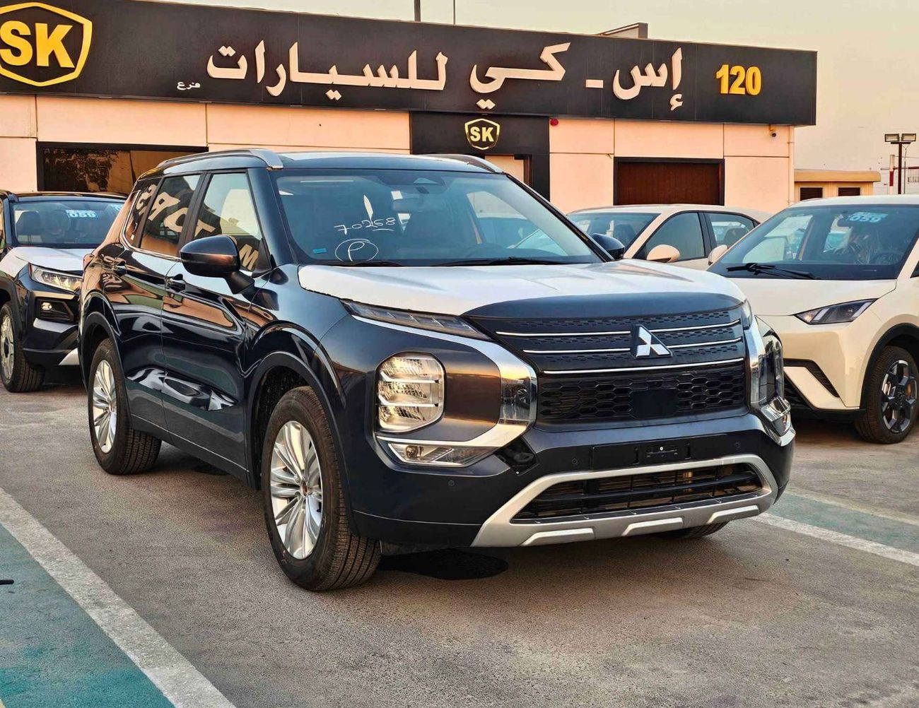 Mitsubishi Outlander 2.5L PETROL / LIMOUSINE LEATHER, FR&RR PARKING SENSOR, DVD+CAMERA / (CODE # F03)   E