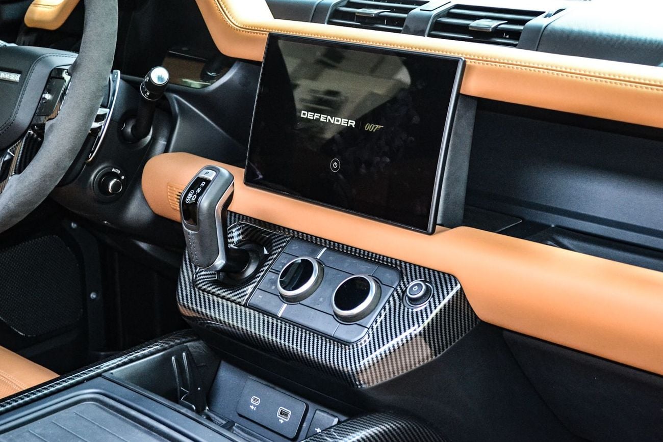 Land Rover Defender 90 P525 Fully Loaded with head up Display 2key interior carbon fiber trims completely covered by mat PPf Wit