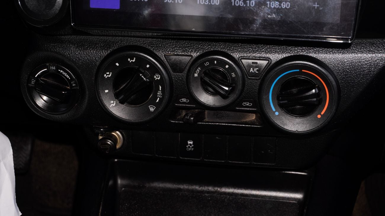 تويوتا هيلوكس GL with 2024 body Kit