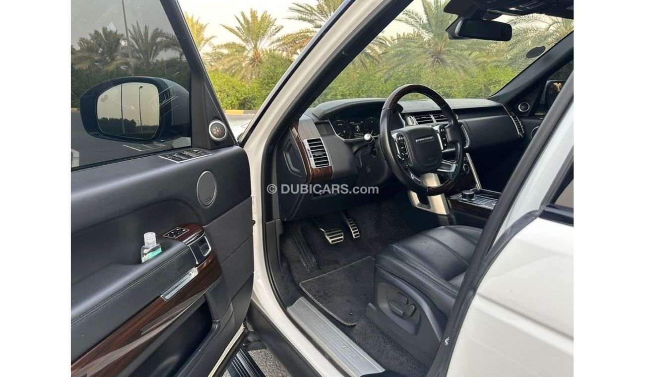 Land Rover Range Rover VOGUE HSE 2015 GCC V8 ORIGINAL PAINT // FULL SERVICE HISTORY // ACCIDENT FREE
