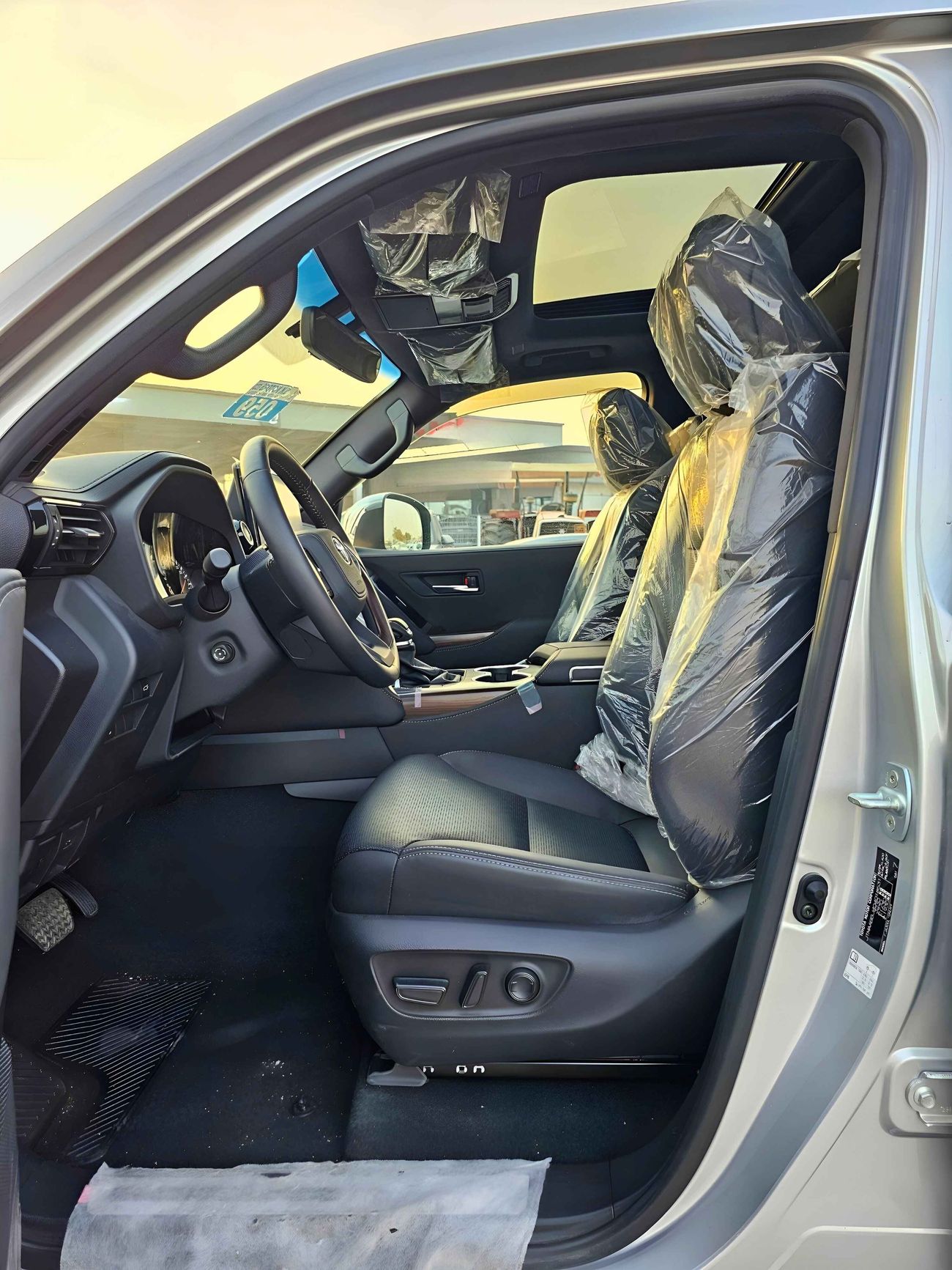 Toyota Land Cruiser LC300 / VXR / 3.3L Diesel / HIGH OPTION (CODE # 68006)